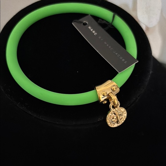 🧚‍♂️ NWT 🧚‍♂️ Marc Jacobs Green Rubber Bracelet with Gold-tone Charm - Picture 1 of 3
